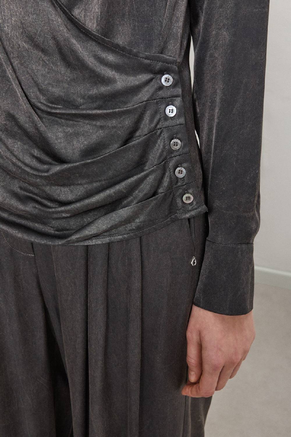 ottod'Ame Viscose blouse with V-neck and side buttoning Vendita Calda