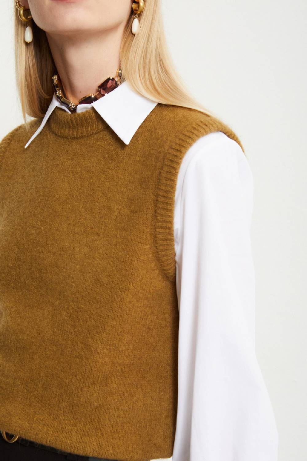 ottod'Ame Vest with rounded neck In Linea