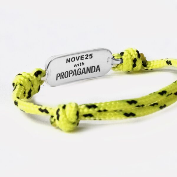 Propaganda Bracciale in Corda Gialla con Targa Propaganda W/ Nove25 In Argento In Linea