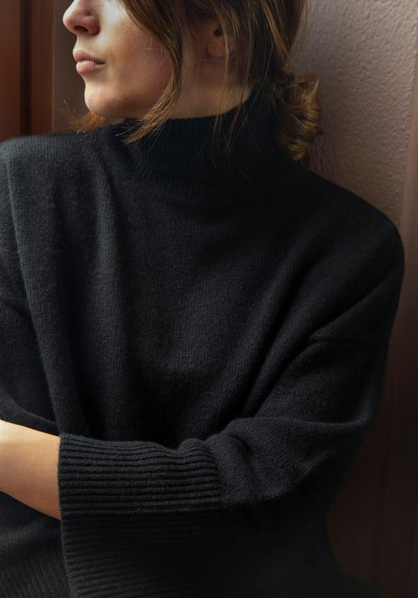 Rose & Lini BE YOU CASHMERE “TURTLE NECK” BLACK KNIT 2025