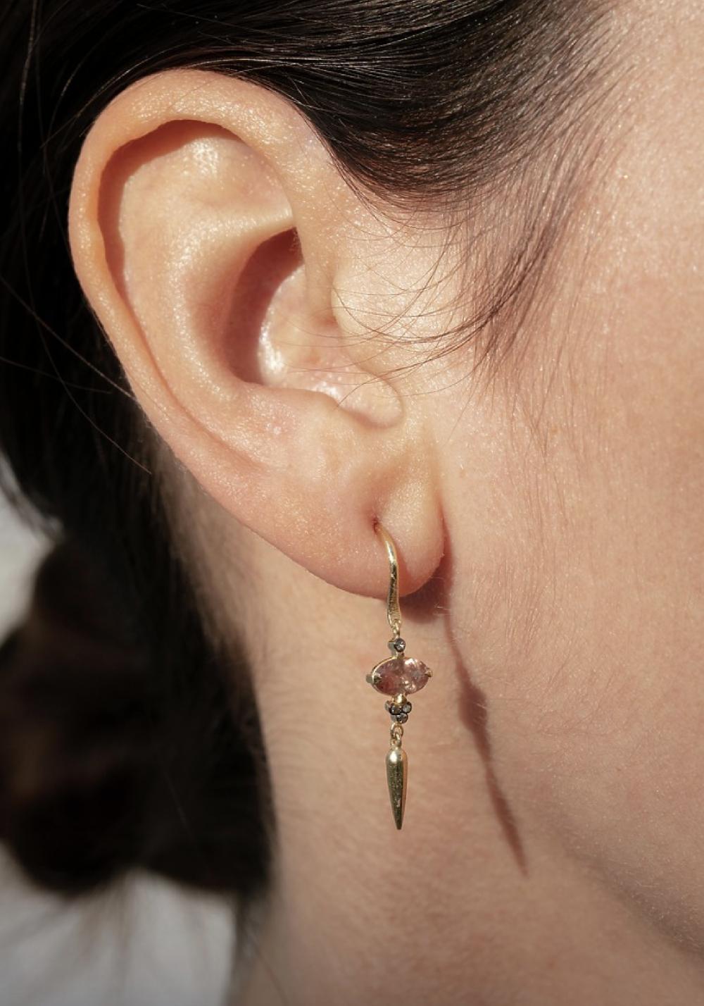 Rose & Lini 5 OCTOBRE “FINN” GOLD & GARNET EARRINGS Offerta esclusiva