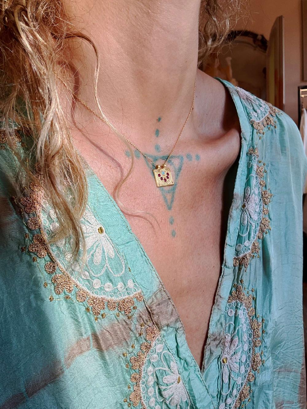 Rose & Lini 5 OCTOBRE “GAIA T.” GOLD MEDAL NECKLACE Presa