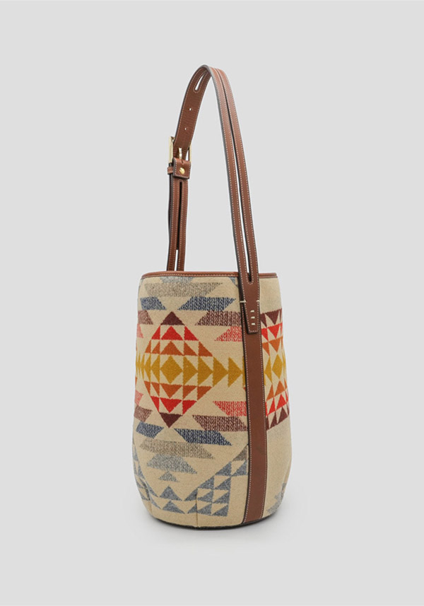 Rose & Lini A VACATION “MARCHE” SMITH ROCK BUCKET BAG Offerte