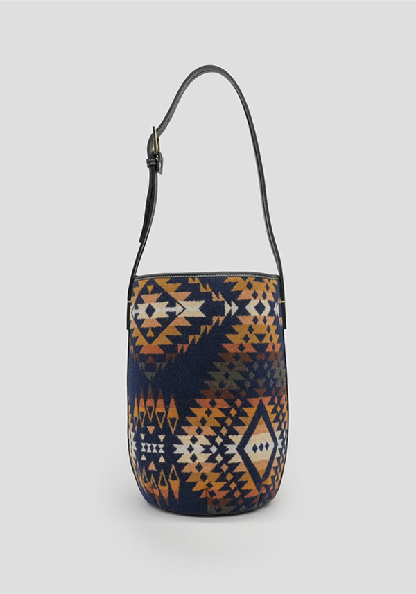 Rose & Lini A VACATION “MARCHE” TRAILS NAVY BUCKET BAG Vendite Flash