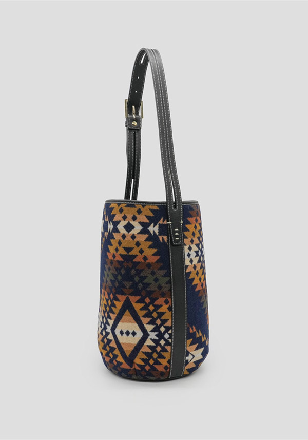 Rose & Lini A VACATION “MARCHE” TRAILS NAVY BUCKET BAG Vendite Flash