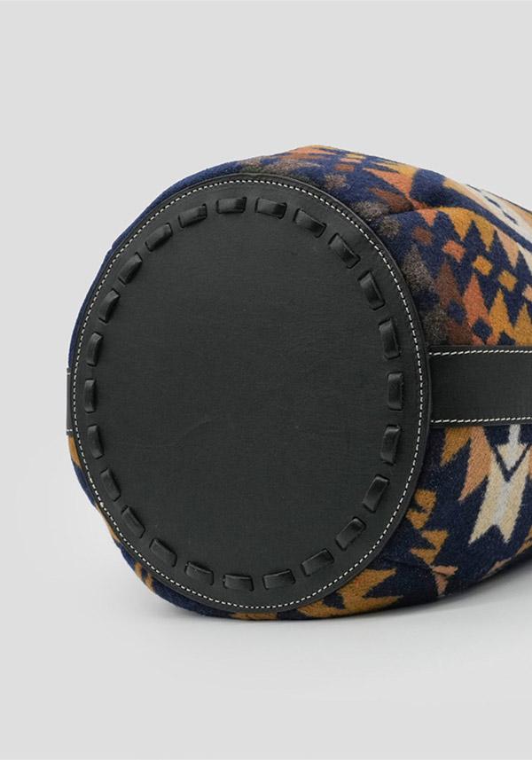 Rose & Lini A VACATION “MARCHE” TRAILS NAVY BUCKET BAG Vendite Flash