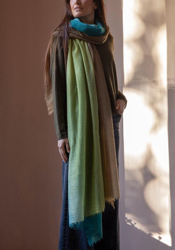 Rose & Lini MIRROR IN THE SKY CASHMERE “SOUFFLE SEMI-FELTED SHAWL” GREENS Acquista Ora
