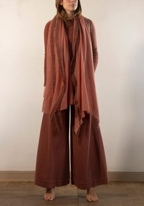 Rose & Lini MIRROR IN THE SKY CASHMERE “GRAN SOUFFLE SEMI-FELTED SHAWL” MAHOGANY & WILLOW Acquista Ora