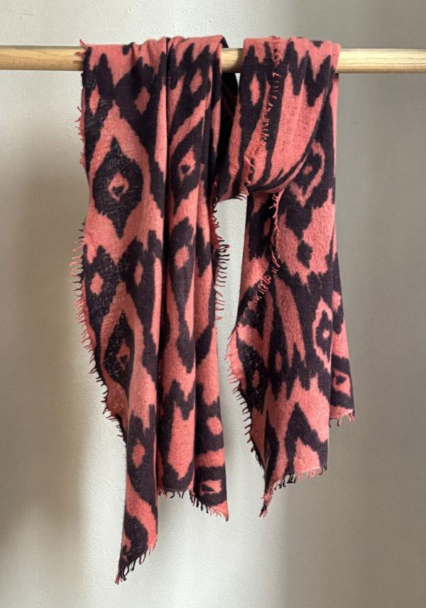 Rose & Lini MIRROR IN THE SKY CASHMERE “OPEN KNITTED PRINT” SHRIMP & INKPOT SCARF Offerta