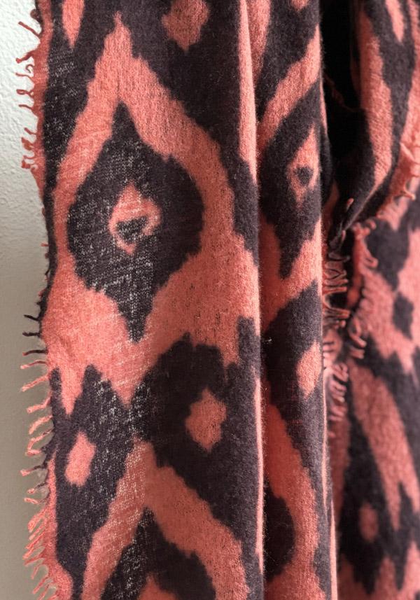 Rose & Lini MIRROR IN THE SKY CASHMERE “OPEN KNITTED PRINT” SHRIMP & INKPOT SCARF Offerta