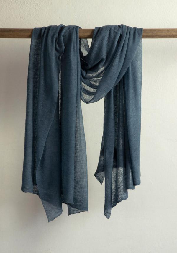 Rose & Lini MIRROR IN THE SKY CASHMERE “CLOUD KNITTED PLAIN” STORM SHAWL Nuovo