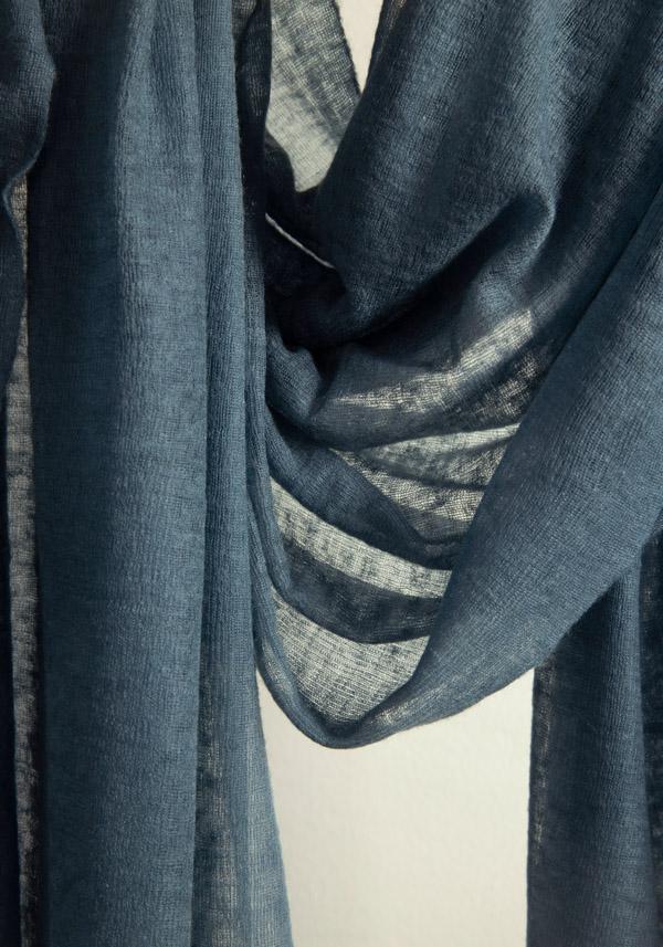 Rose & Lini MIRROR IN THE SKY CASHMERE “CLOUD KNITTED PLAIN” STORM SHAWL Nuovo