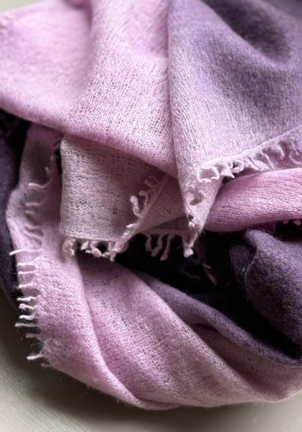 Rose & Lini MIRROR IN THE SKY CASHMERE “OPEN KNITTED DEGRADEE” INKPOT & DEW SCARF Vendita