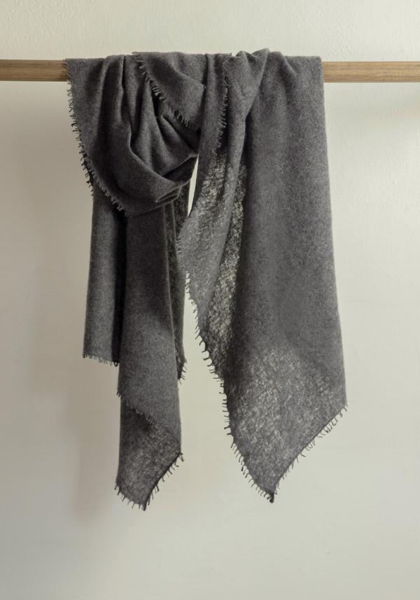 Rose & Lini MIRROR IN THE SKY CASHMERE “OPEN KNITTED MELANGE” CHARCOAL SCARF Promozione