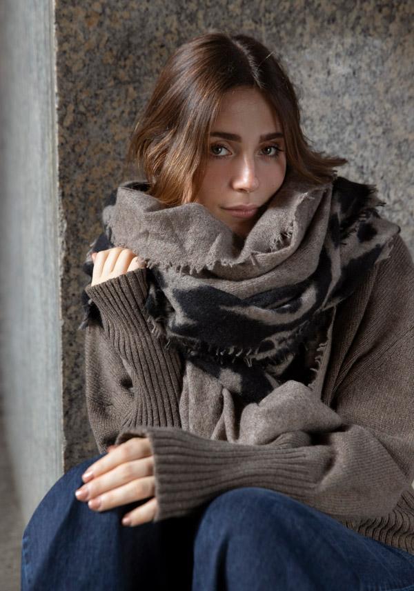 Rose & Lini MIRROR IN THE SKY CASHMERE “OPEN KNITTED MELANGE” COFFEE SCARF Spedizione Gratuita