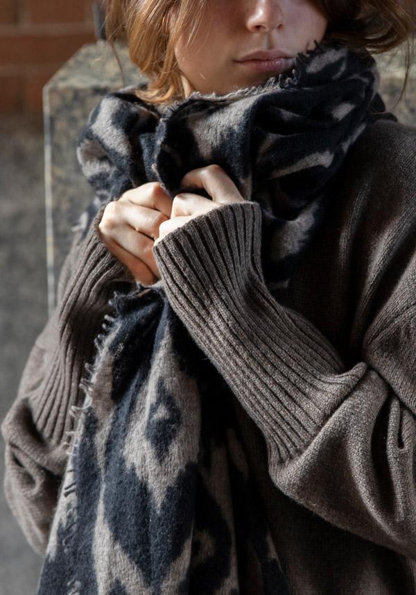 Rose & Lini MIRROR IN THE SKY CASHMERE “OPEN KNITTED PRINT” COFFEE & BLACK SCARF Soddisfazione Garantita