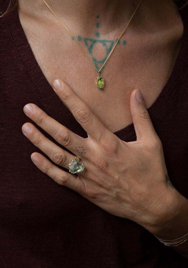 Rose & Lini VARIANCE OBJECTS “PERIDOT SMALL STONE” PENDANT NECKLACE Negozi Online