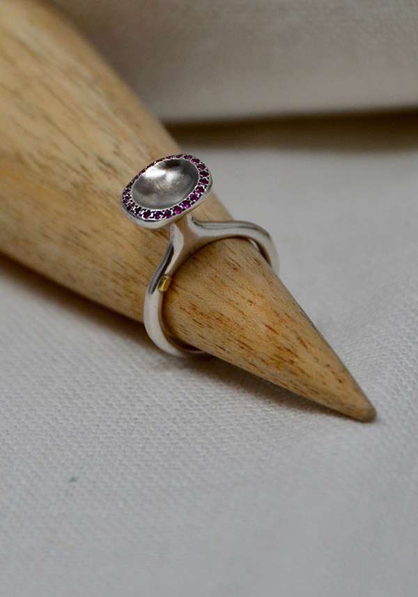 Rose & Lini ROSAMARIA SILVER AND RUBY “BEENU” RING Sconto