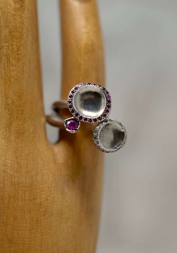 Rose & Lini ROSAMARIA SILVER AND RUBY “BEENU” RING Sconto