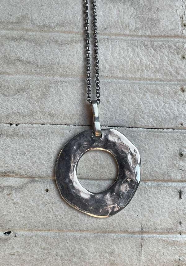Rose & Lini ROSAMARIA “GALATEA” ROUND SILVER PENDANT NECKLACE Vendita Calda