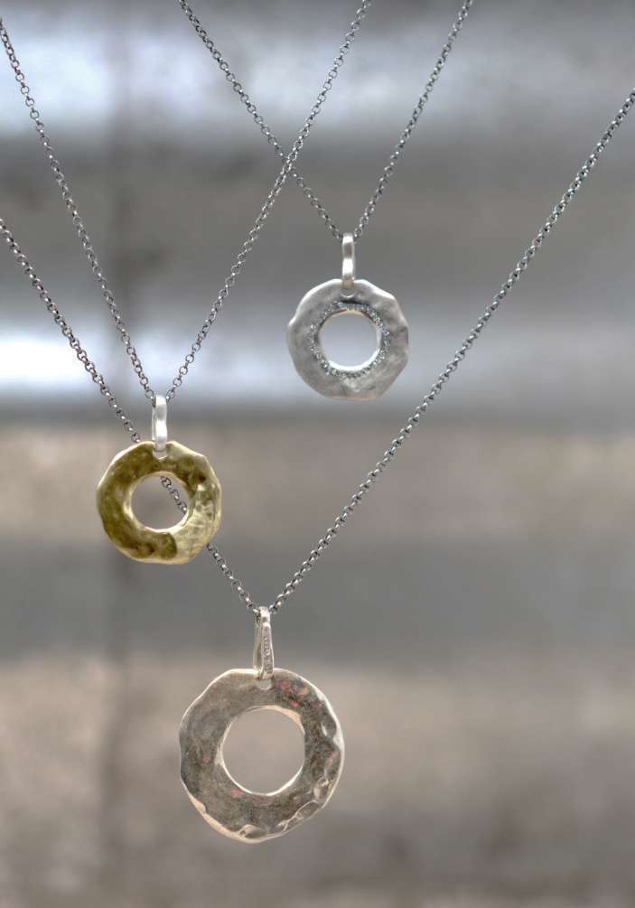 Rose & Lini ROSAMARIA ROUND BRONZE PENDANT NECKLACE Vendita Economica