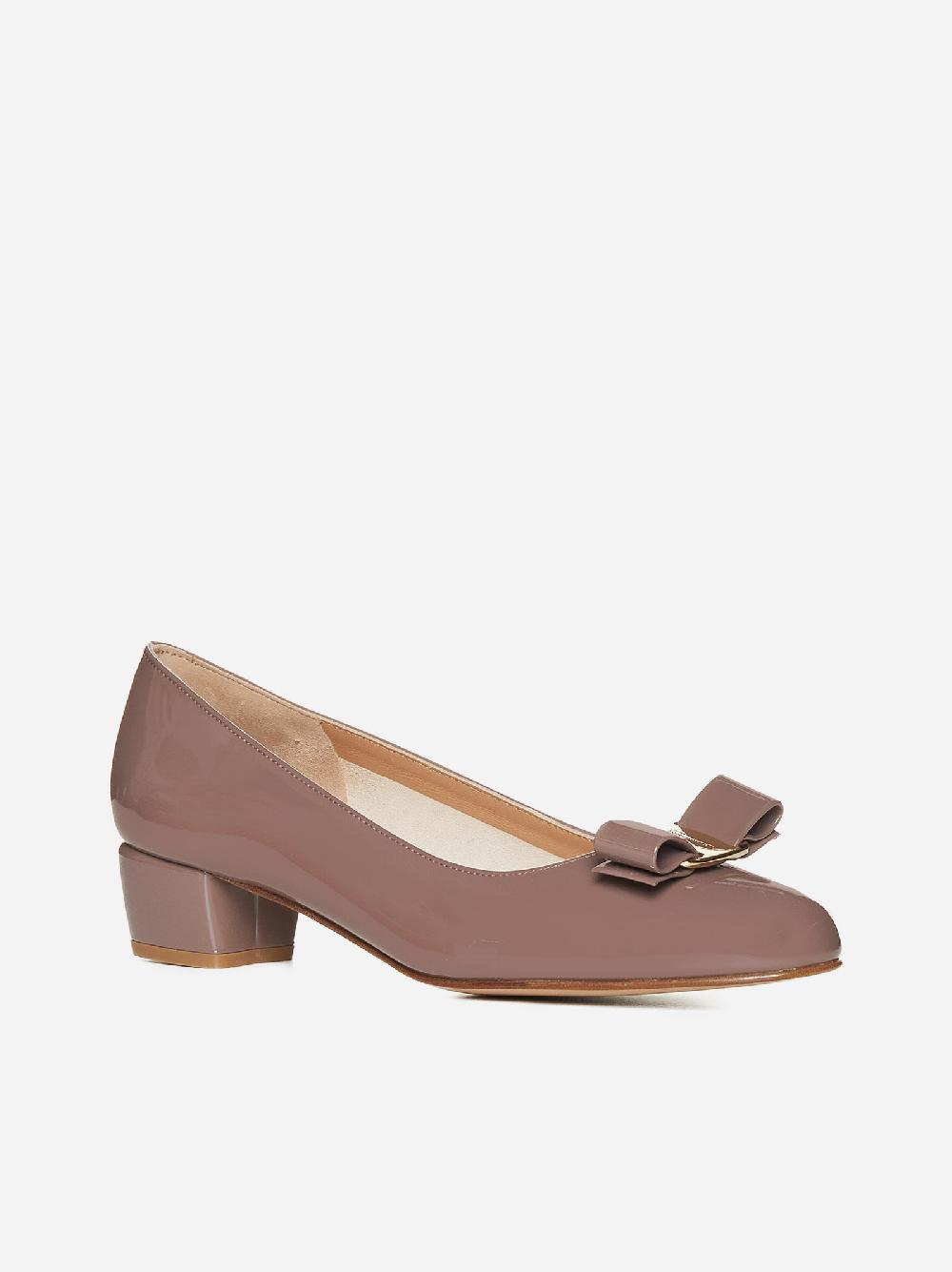 FERRAGAMO Decollete’ Vara in vernice In Vendita