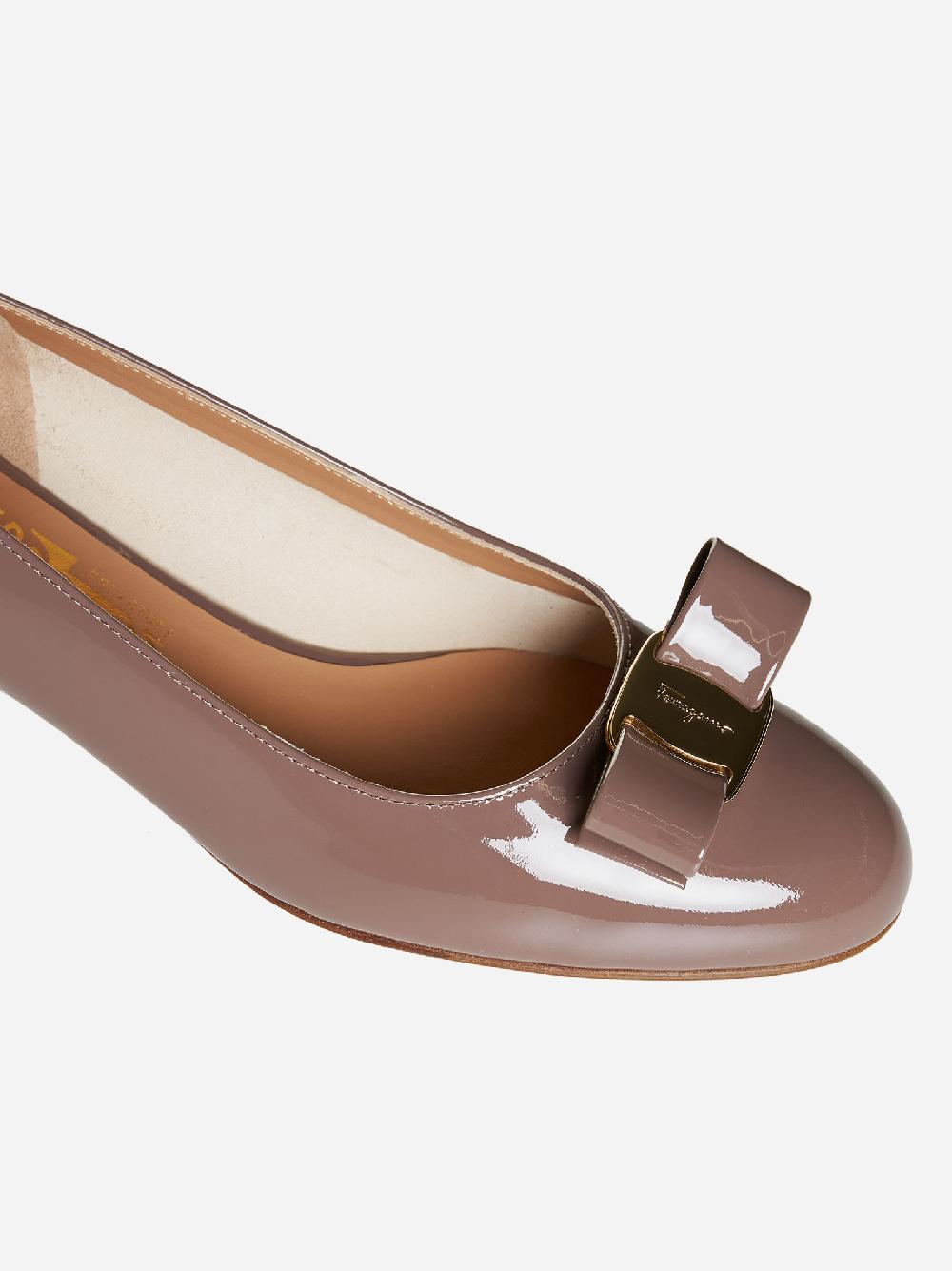 FERRAGAMO Decollete’ Vara in vernice In Vendita