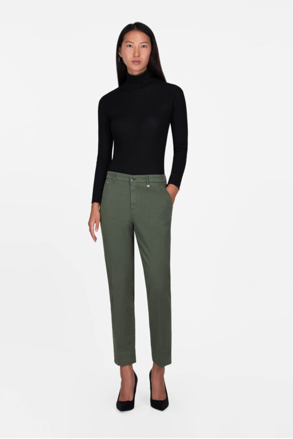 Sartoria Tramarossa PANTALONE ADELE SLIM IN COTONE VERDE Presa