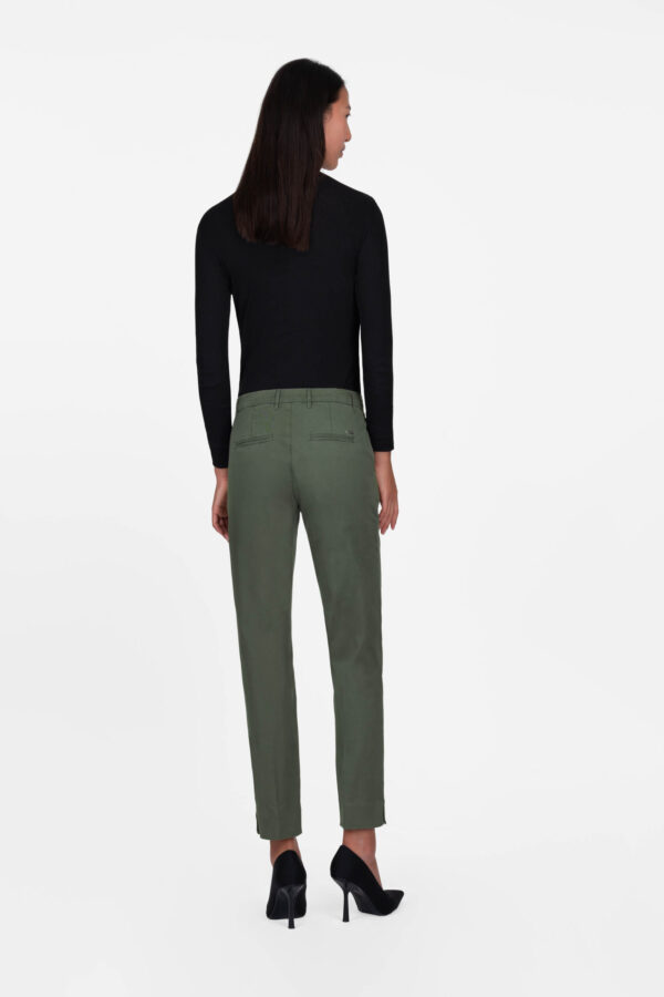 Sartoria Tramarossa PANTALONE ADELE SLIM IN COTONE VERDE Presa