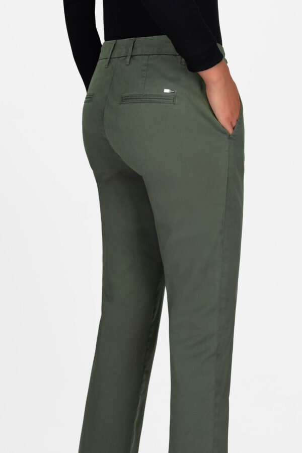 Sartoria Tramarossa PANTALONE ADELE SLIM IN COTONE VERDE Presa