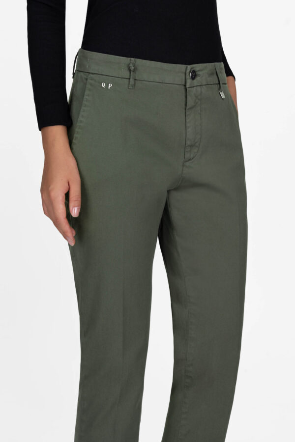 Sartoria Tramarossa PANTALONE ADELE SLIM IN COTONE VERDE Presa