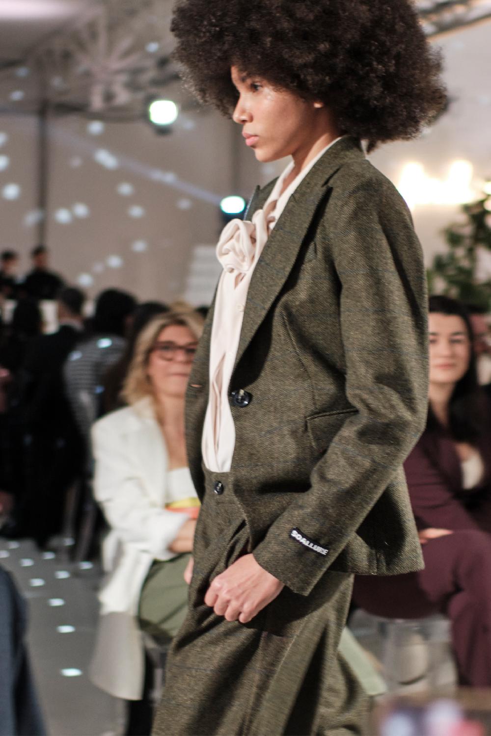 Soallure CAMICIA IN GEORGETTE CON DETTAGLIO ROSA Qualità Garantita