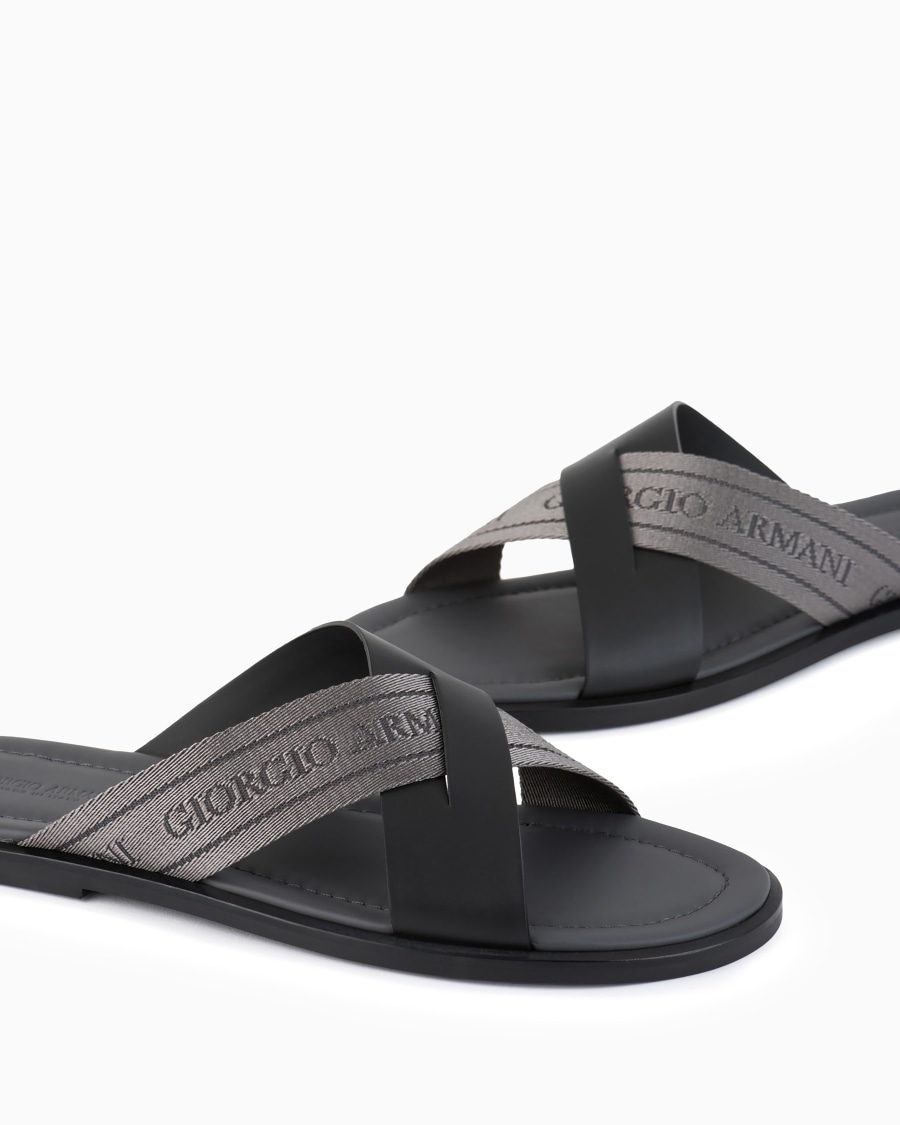 The world of armani SANDALI CROSS IN PELLE E NASTRO BICOLORE In Vendita