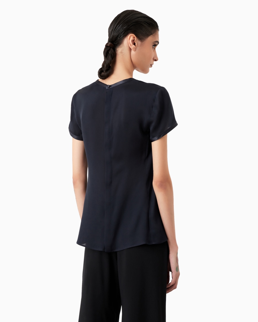 The world of armani BLUSA IN CHARMEUSE DI SETA CON SCOLLO A V Economico