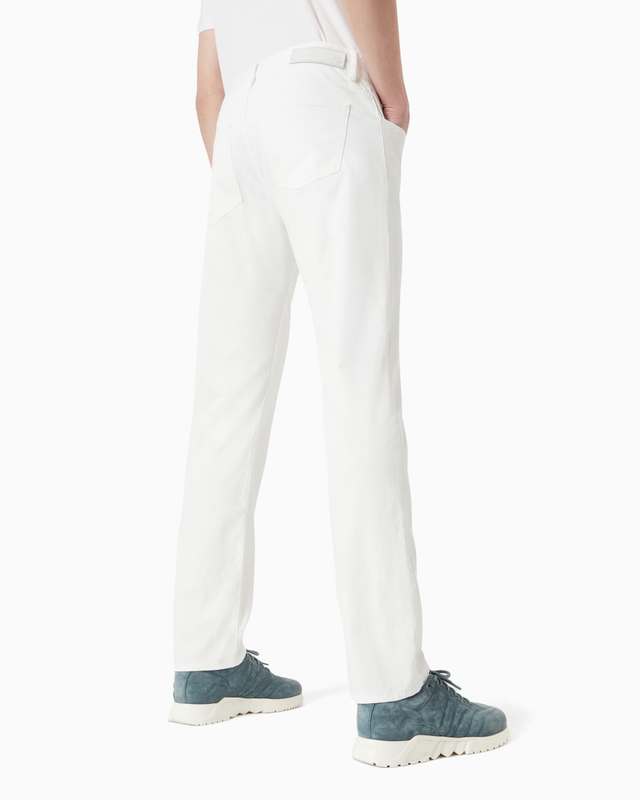 The world of armani PANTALONE 5 TASCHE REGULAR FIT IN COTONE STRETCH ACQUISTA ORA