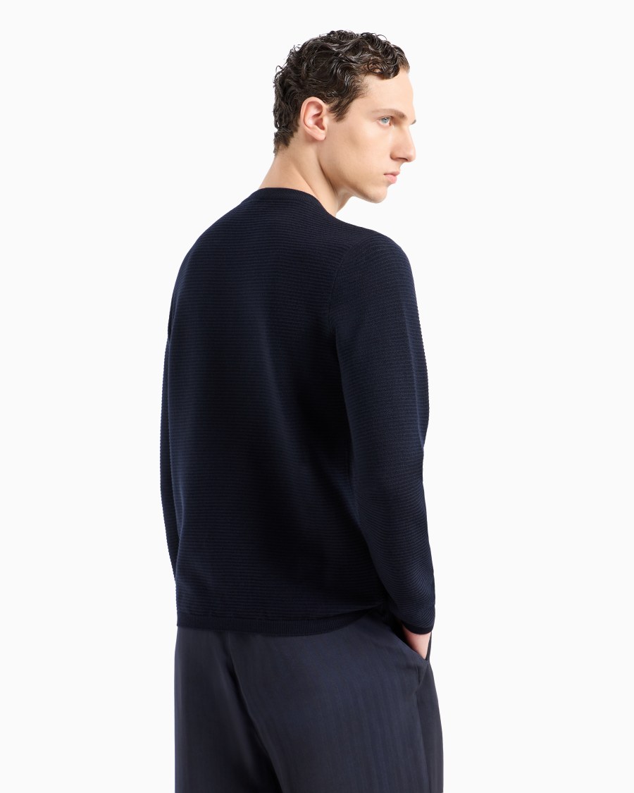 The world of armani MAGLIA GIROCOLLO IN MISTO LANA VERGINE CON LOGO JACQUARD Fino al 55% di sconto