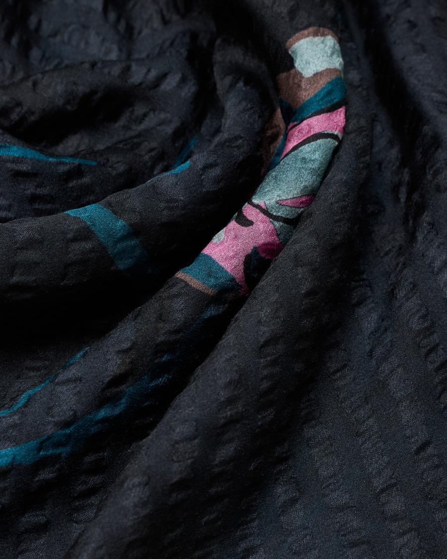 The world of armani FOULARD A TRIANGOLO IN SETA STAMPATA Bestseller
