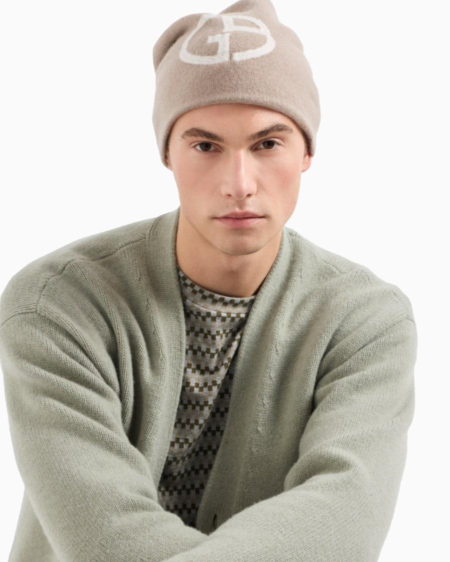 The world of armani BEANIE IN CASHMERE CON LOGO JACQUARD Sconti questo mese