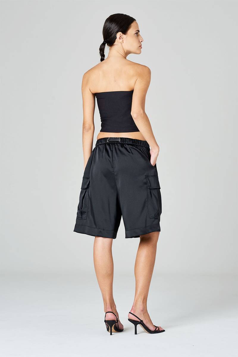 White sand Bermuda cargo gamba ampia in satin Nuovo